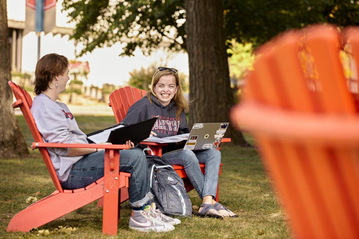 课间，学生们在阿迪朗达克的红色椅子上闲逛.