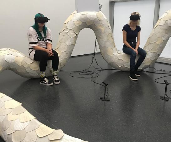 学生们在芝加哥当代艺术博物馆体验VR展览. (2018年秋季)