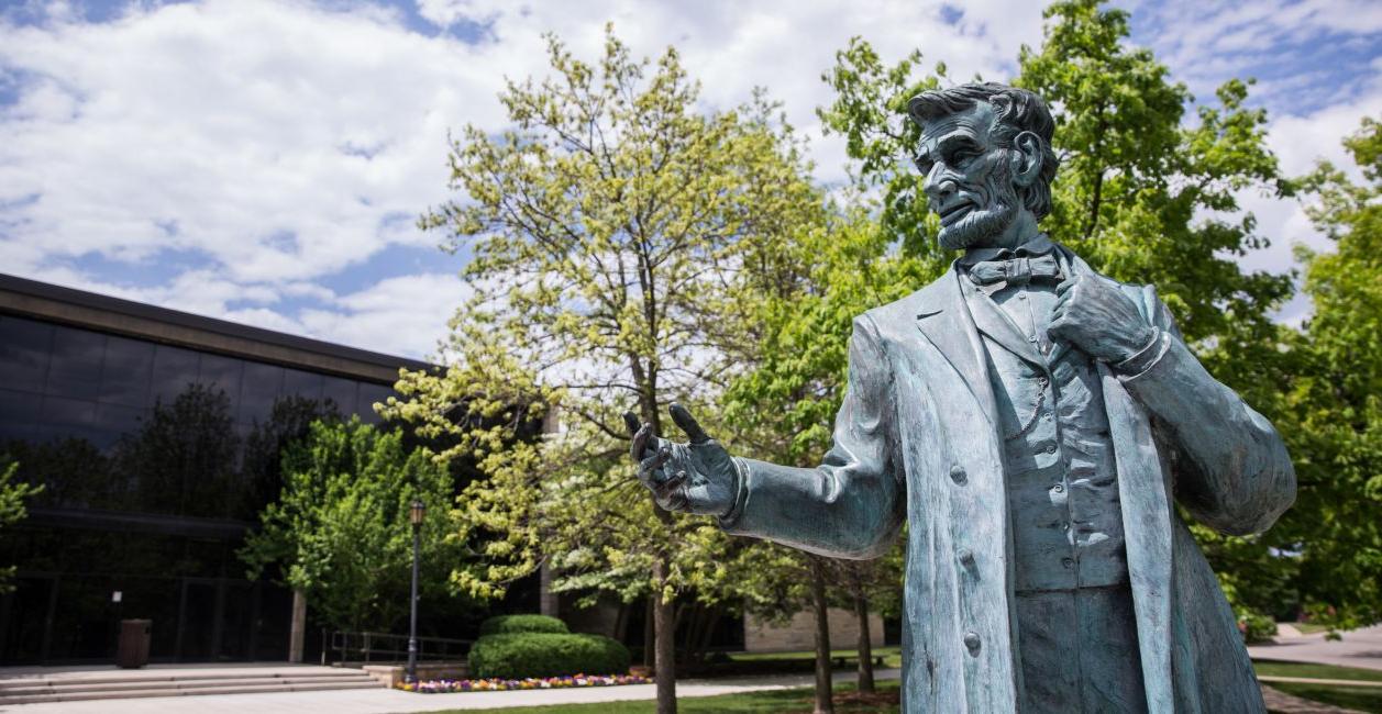 博彩网址大全学院的亚伯拉罕·林肯雕像?年代的校园.