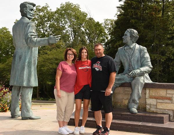 一家人在林肯雕像前摆姿势拍照.